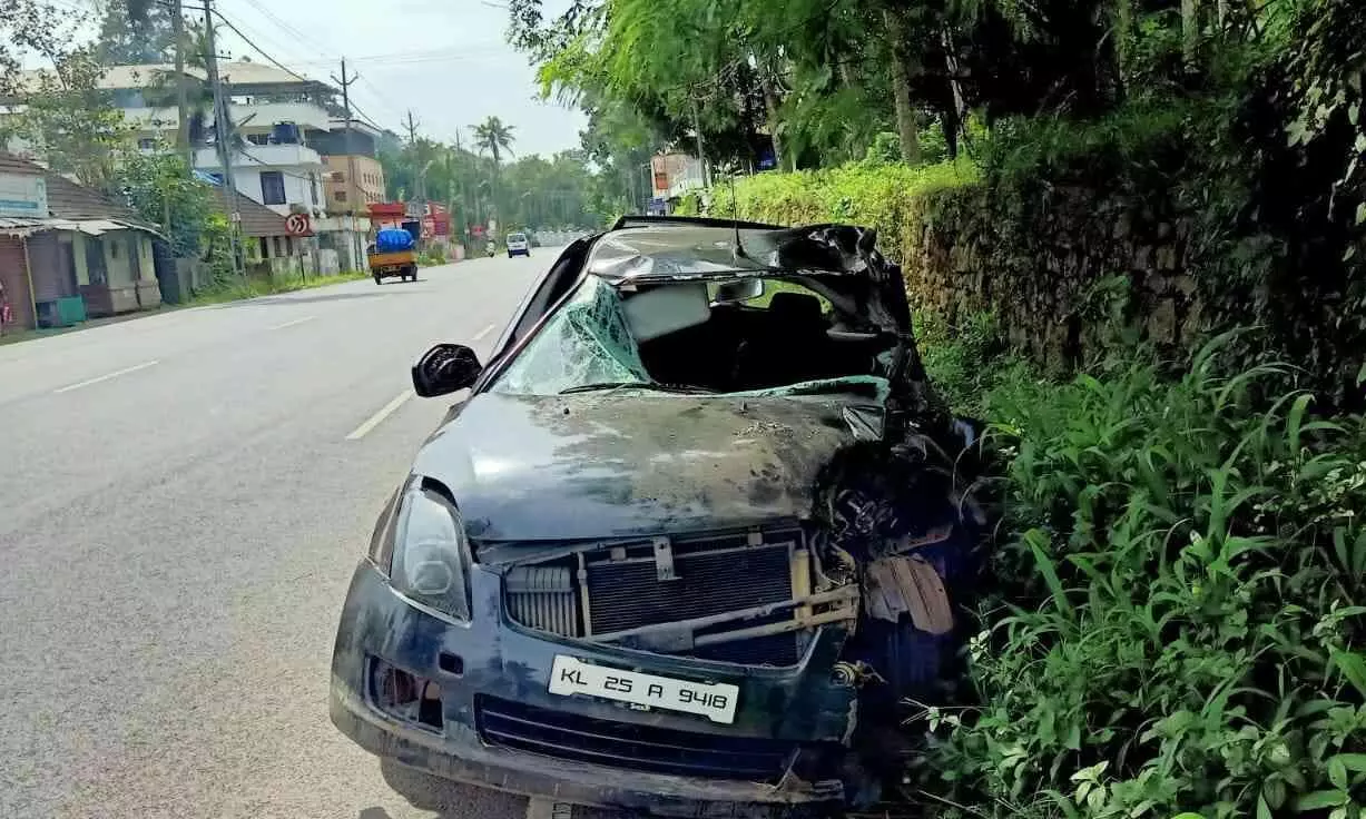 തടിലോറിയുടെ പിന്നിൽ കാർ ഇടിച്ച് രണ്ട് പേർക്ക് പരിക്ക് തടിലോറിയുടെ പിന്നിൽ കാർ ഇടിച്ച് രണ്ട് പേർക്ക് പരിക്ക്