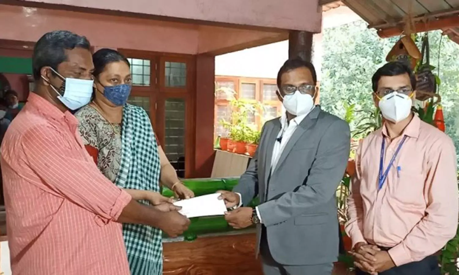 പേരാവൂർ കൃപാ ഭവന് യൂസഫലി പ്രഖ്യാപിച്ച 10 ലക്ഷം രൂപ കൈമാറി