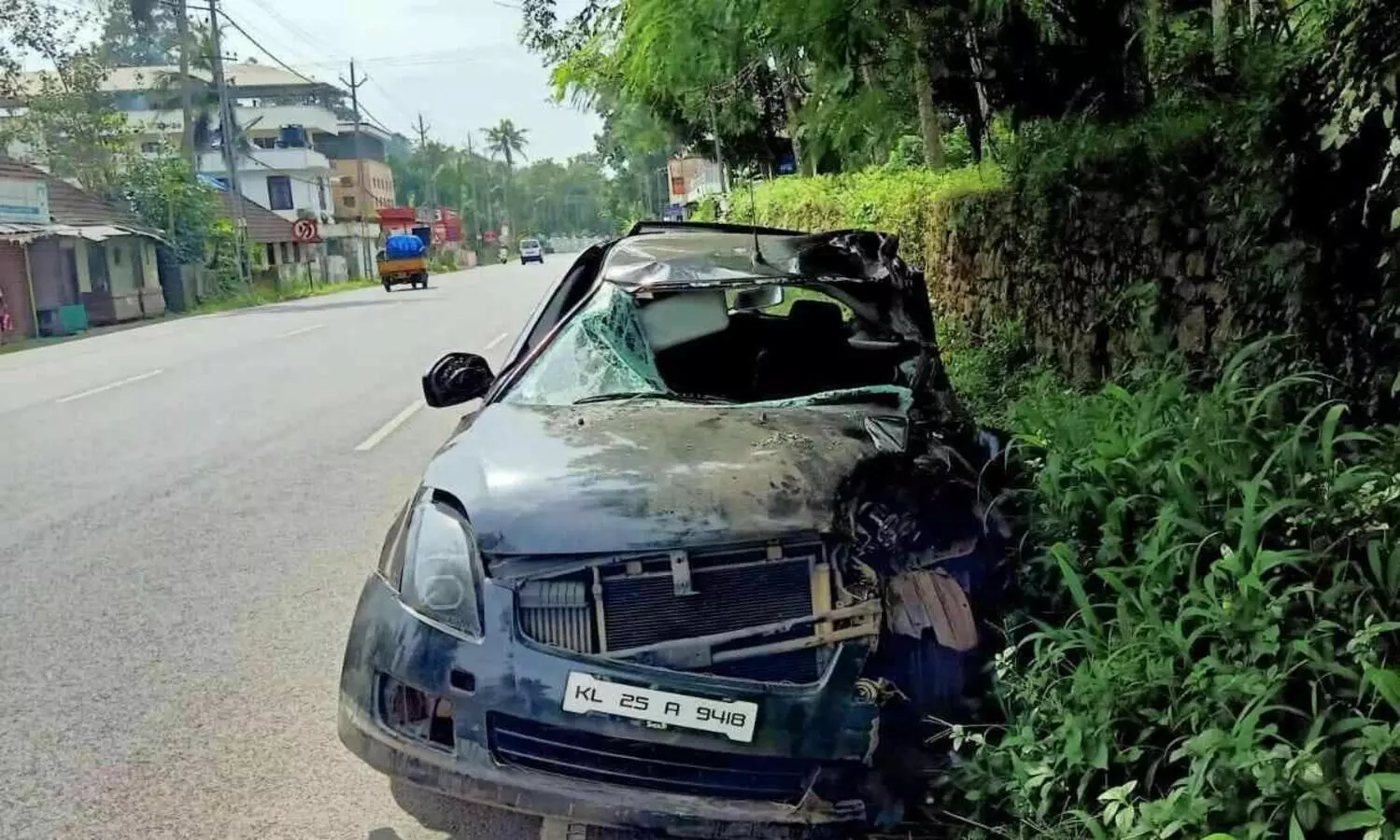 തടിലോറിയുടെ പിന്നിൽ കാർ ഇടിച്ച്​ രണ്ട് പേർക്ക് പരിക്ക്