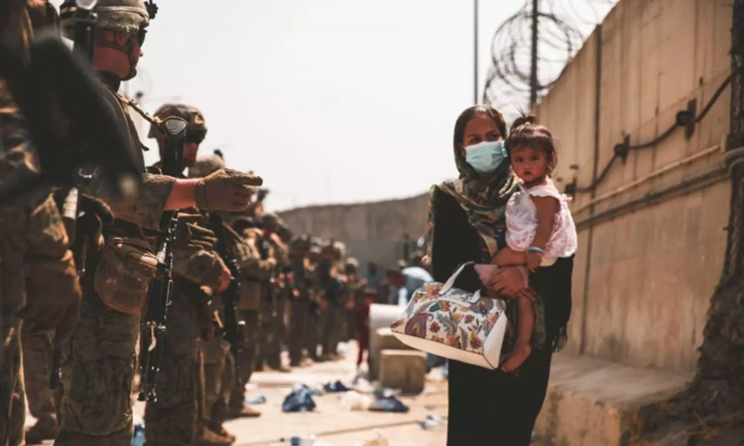 രക്ഷപ്പെടാൻ പോലുമാകാത്ത ജനക്കൂട്ടത്തി​െൻറ ദൈന്യത; പലായനം ചെയ്യാനെത്തിയവരുടെ എണ്ണം ഇരട്ടിച്ചു