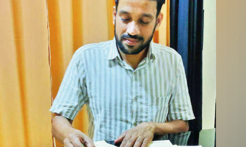 സ്നേഹപൂർവം പ്രിയ വിദ്യാർഥിക്ക്..., ഒാ​ൺ​ലൈ​ൻ ക്ലാ​സി​ലൂ​ടെ മാ​ത്രം ക​ണ്ട് പ​രി​ച​യ​മു​ള്ള ക്ലാ​സി​ലെ കു​ട്ടി​ക​ൾ​ക്ക് ആ​ശം​സ​കാ​ർ​ഡ് അ​യ​ച്ച്  ​അധ്യാ​പ​ക​ൻ