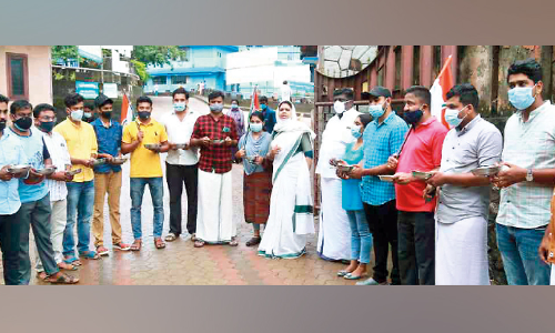 മ​ഞ്ചേ​രി മെഡിക്കൽ കോളജിന് മുന്നിൽ പിച്ചച്ചട്ടി സമരം