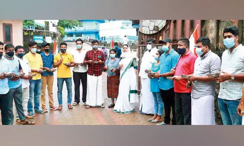 മഞ്ചേരി മെഡിക്കൽ കോളജിന് മുന്നിൽ പിച്ചച്ചട്ടി സമരം മഞ്ചേരി മെഡിക്കൽ കോളജിന് മുന്നിൽ പിച്ചച്ചട്ടി സമരം
