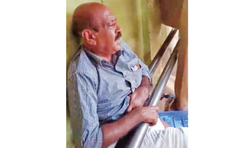 ബ​സ്​​സ്​​റ്റോ​പ്പി​ലെ ഇരിപ്പിടത്തിലെ കമ്പികൾക്കിടയിൽ കുടുങ്ങിയ ആളെ രക്ഷപ്പെടുത്തി