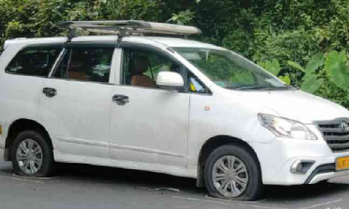 പ്രവാസിയുമായി പോയ ടാക്സിക്ക് നേരെ ആക്രമണം