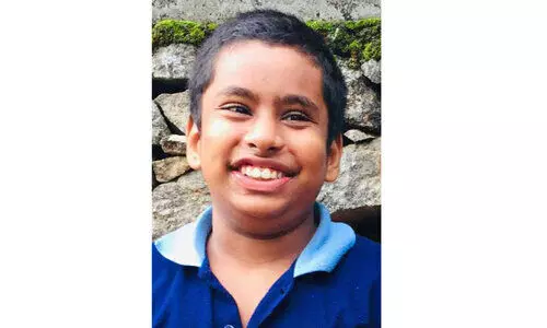 പുഴയിൽ വീണ രണ്ടരവയസ്സുകാരിയെ രക്ഷിച്ച് 14കാരൻ