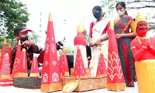 ഈ ശിൽപിക്ക്​ ഓണമുണ്ണാൻ തൃക്കാക്കരയപ്പൻ ശരണം; കോവിഡിൽ ​ജോലി നഷ്​ടപ്പെട്ട ചിത്രകലാ അധ്യാപകൻ ഓണത്തപ്പ​െൻറ വിൽപനയുമായി തെരുവിൽ