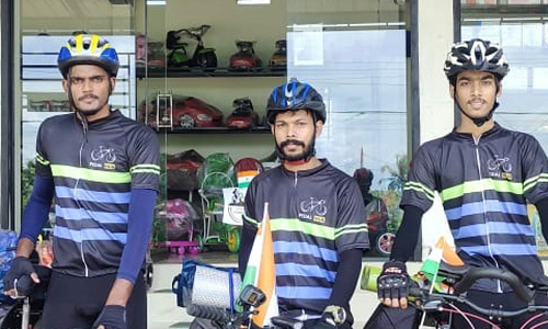 ക​ശ്​​മീ​രി​ലേ​ക്ക്​ സൈ​ക്കി​ളി​ൽ തി​രി​ച്ച് മൂ​വ​ർ സം​ഘം