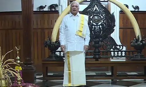 മുണ്ടുടുത്ത്​ ഗവർണർ; മലയാളികൾക്കായി മലയാളത്തിൽ ഓണാശംസ