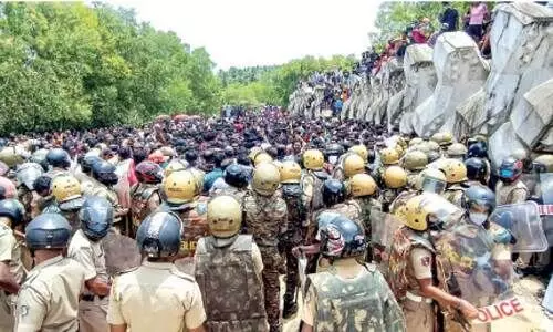 വിഴിഞ്ഞം തുറമുഖ പദ്ധതി പ്രദേശത്ത് സംഘർഷം; വിശ്വാസികൾ പ്രതിഷേധിച്ചു