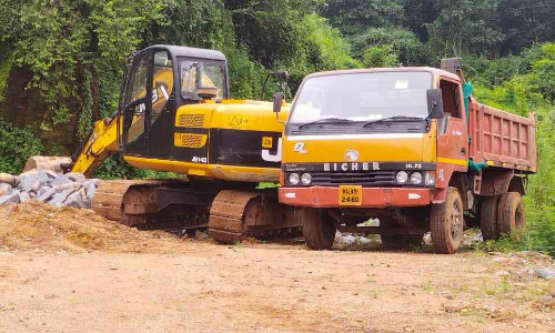 അവധി ദിവസങ്ങൾ മുതലെടുത്ത് മണ്ണെടുപ്പ്; മണ്ണുമാന്തി യന്ത്രവും ടിപ്പറും പിടിച്ചെടുത്തു