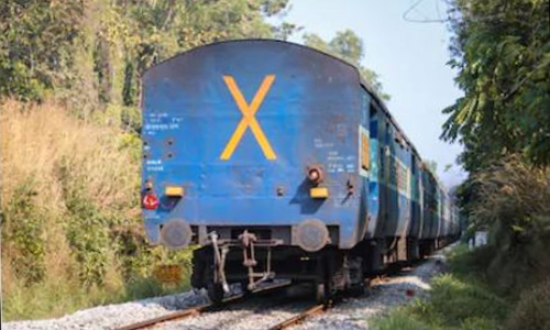 കുളക്കടവിൽ കുട്ടികൾ ചുവപ്പ് മുണ്ട് വീശി, ട്രെയിൻ നിർത്തി; അഞ്ച് പേർ കസ്റ്റഡിയിൽ