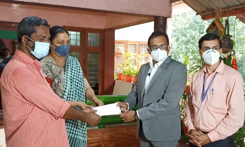 പേരാവൂർ കൃപാ ഭവന് യൂസഫലി പ്രഖ്യാപിച്ച 10 ലക്ഷം രൂപ കൈമാറി