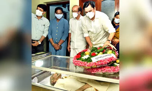 ഒ.എം. നമ്പ്യാർക്ക് കണ്ണീരോടെ വിട നൽകി നാട്