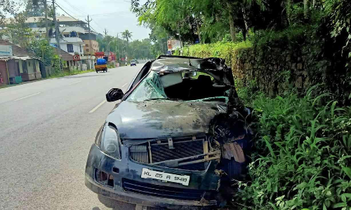 തടിലോറിയുടെ പിന്നിൽ കാർ ഇടിച്ച്​ രണ്ട് പേർക്ക് പരിക്ക്