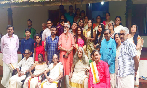 പാലക്കാടൻ പുത്തരിയുണ്ട്​ തറവാട്ടിൽ ശശി തരൂരിന്‍റെ ഒാണാഘോഷം