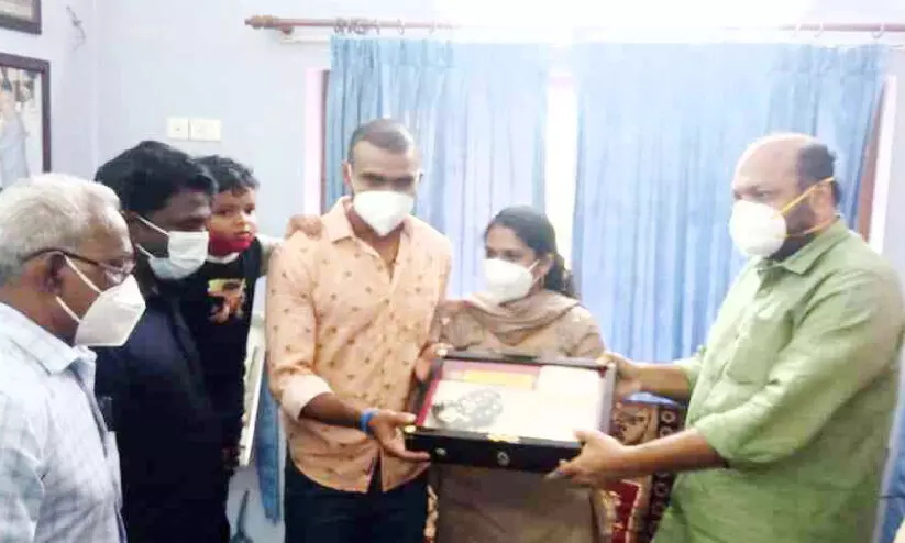 ഓണ സമ്മാനങ്ങൾ കൈമാറി ശ്രീജേഷും മന്ത്രി പി. രാജീവും ഓണ സമ്മാനങ്ങൾ കൈമാറി ശ്രീജേഷും മന്ത്രി പി. രാജീവും