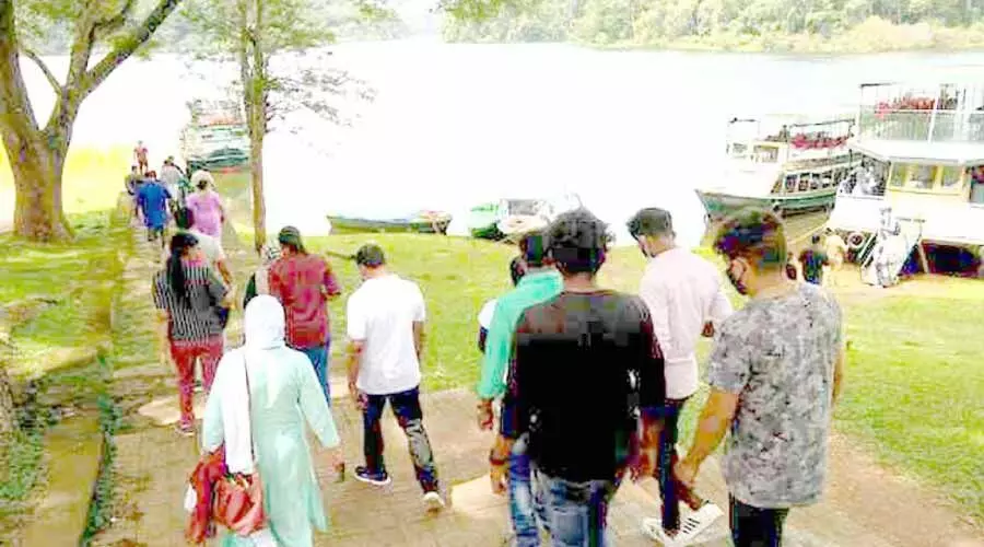 വി​നോ​ദ​സ​ഞ്ചാ​രി​ക​ൾ എ​ത്തി; തേ​ക്ക​ടി​യു​ടെ മാ​നം തെ​ളി​ഞ്ഞു