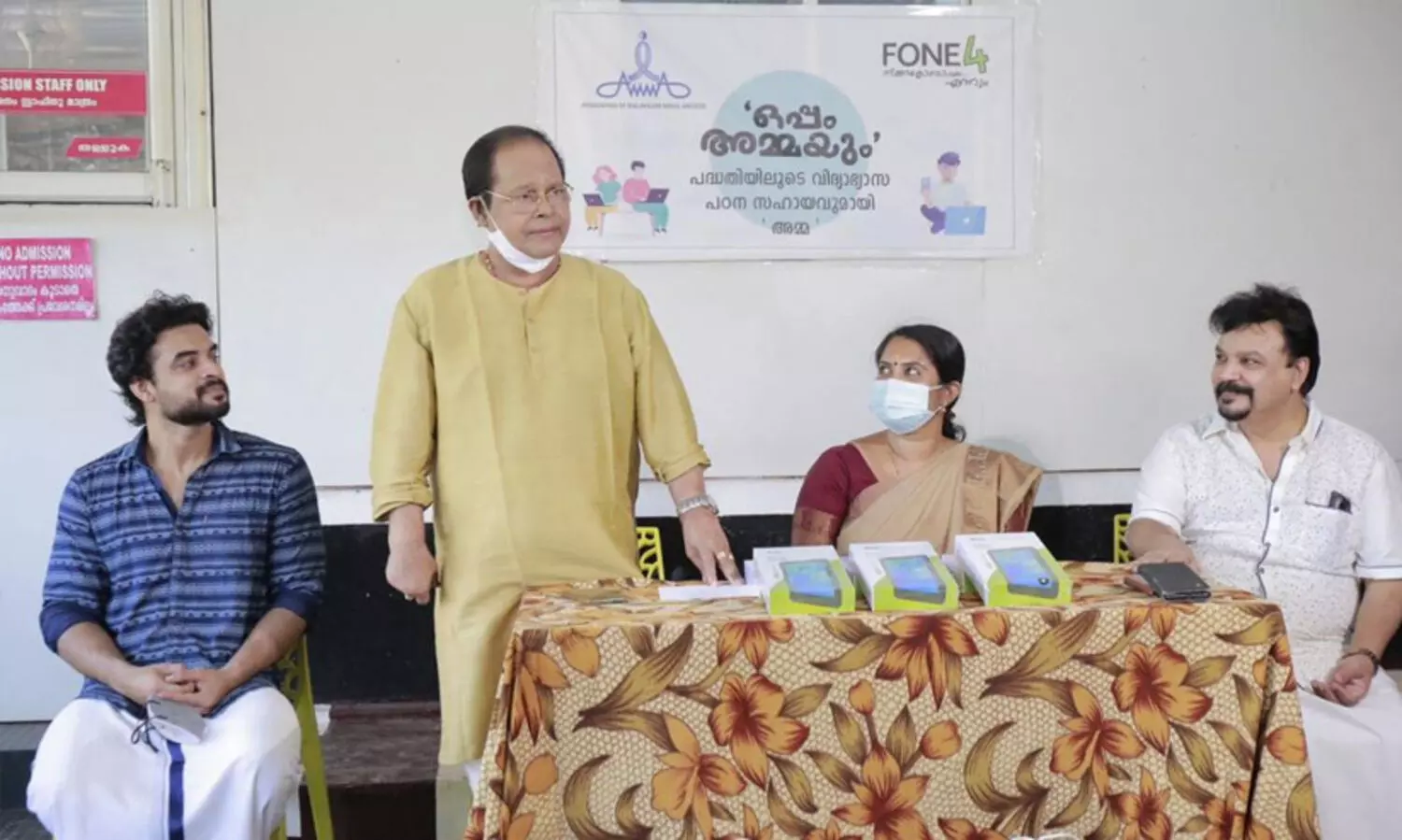 ഒ​പ്പം അ​മ്മ​യും പ​ദ്ധ​തി: ടാ​ബു​ക​ൾ വി​ത​ര​ണം ചെ​യ്​​തു