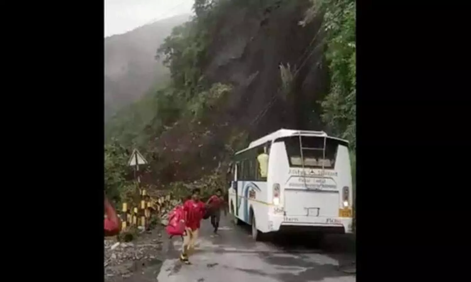 കൺമുന്നിൽ മണ്ണിടിച്ചിൽ; നൈനിറ്റാളിൽ ബസ് യാത്രക്കാർ രക്ഷപ്പെട്ടത് കഷ്ടിച്ച്