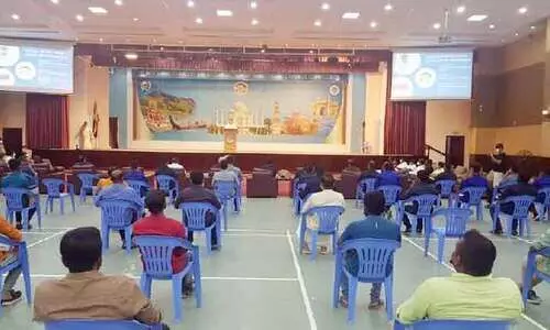 തൊഴിലാളികളുമായി സംവദിച്ച്​ കോൺസുൽ ജനറൽ