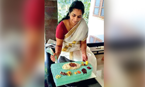 കേ​ക്കി​ൽ ഓ​ണ​സ​ദ്യ ഒ​രു​ക്കി വീ​ട്ട​മ്മ