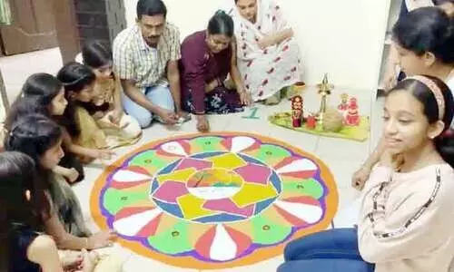 ഉ​ത്രാ​ട​വും പൊ​ന്നോ​ണ​വും വാ​രാ​ന്ത്യ അ​വ​ധി​യി​ൽ: പ്ര​വാ​സി​ക​ൾ ആ​ഘോ​ഷ​ങ്ങ​ളു​ടെ ആ​ഹ്ലാ​ദ​നി​റ​വി​ൽ