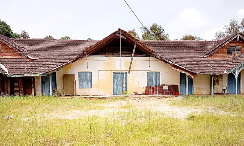 ശ്രീനാരായണഗുരു തുടക്കമിട്ട സ്​കൂളിന്​ അവഗണന; പൊട്ടിപ്പൊളിഞ്ഞ് കെട്ടിടം