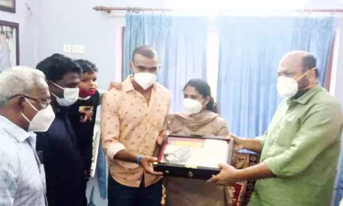 ഓണ സമ്മാനങ്ങൾ കൈമാറി ശ്രീജേഷും മന്ത്രി പി. ​രാ​ജീ​വും