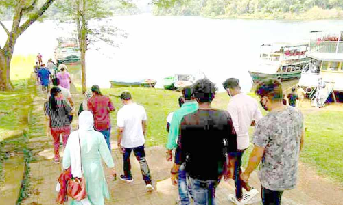 വി​നോ​ദ​സ​ഞ്ചാ​രി​ക​ൾ എ​ത്തി; തേ​ക്ക​ടി​യു​ടെ മാ​നം തെ​ളി​ഞ്ഞു