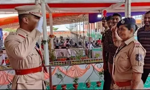 അമ്മ​പ്പോലിസിന്​ സല്യൂട്ട്​ നൽകി ഡെപ്യൂട്ടി സൂപ്രണ്ടായ മകൻ; ചിരിവിടാതെ സല്യൂട്ടുമായി​ അമ്മയും- വൈറലായി ഫോ​ട്ടോ