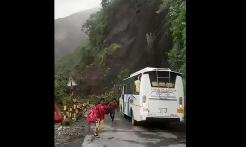 കൺമുന്നിൽ മണ്ണിടിച്ചിൽ; നൈനിറ്റാളിൽ ബസ് യാത്രക്കാർ രക്ഷപ്പെട്ടത് കഷ്ടിച്ച്