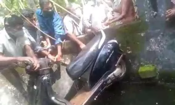 കോൺഗ്രസ് നേതാവിൻ്റെ സ്കൂട്ടർ കിണറ്റിലെറിഞ്ഞു കോൺഗ്രസ് നേതാവിൻ്റെ സ്കൂട്ടർ കിണറ്റിലെറിഞ്ഞു