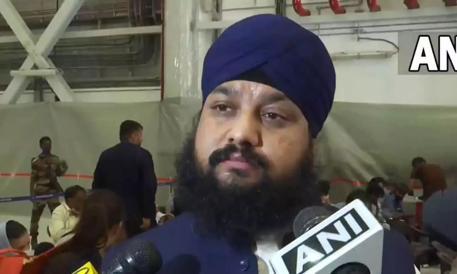 ഇരുപത് വർഷം കൊണ്ടുണ്ടാക്കിയതെല്ലാം ഇല്ലാതെയായി, മാധ്യമങ്ങൾക്ക് മുമ്പിൽ കണ്ണീരോടെ അഫ്ഗാൻ എം.പി