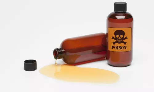 ഒരച്ഛനും മകനെ ഈ രീതിയിൽ നഷ്​ടപ്പെടരുത്; ആത്മഹത്യ ചെയ്​ത മകന് വിഷം നൽകിയതിന്​ ഇ-കൊമേഴ്‌സ് കമ്പനിക്കെതിരെ പരാതി