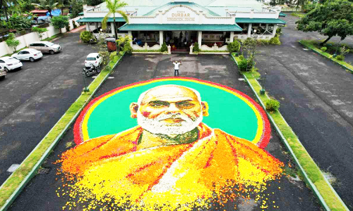 ഒരു ടൺ പൂക്കളാൽ 60 അടി വലിപ്പത്തിൽ ശ്രീനാരായണ ഗുരുവിൻ്റെ വർണചിത്രമൊരുക്കി ഡാവിഞ്ചി സുരേഷ്​