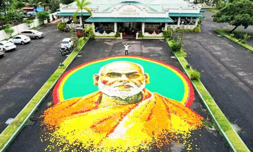 ഒരു ടൺ പൂക്കളാൽ 60 അടി വലിപ്പത്തിൽ ശ്രീനാരായണ ഗുരുവിൻ്റെ വർണചിത്രമൊരുക്കി ഡാവിഞ്ചി സുരേഷ്​