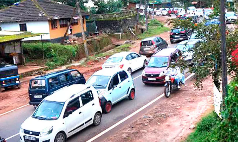 സഞ്ചാരികൾ പ്രവഹിച്ചു; നൂറു കണക്കിനു വാഹനങ്ങളാണ് ചുരം കയറിയത് സഞ്ചാരികൾ പ്രവഹിച്ചു; നൂറു കണക്കിനു വാഹനങ്ങളാണ് ചുരം കയറിയത്