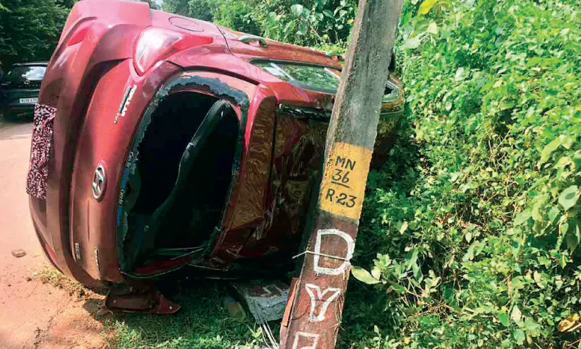 കാ​ട്ടു​പ​ന്നി കു​റു​കെ ചാ​ടി; കാ​ർ ത​ല​കീ​ഴാ​യി മ​റി​ഞ്ഞു