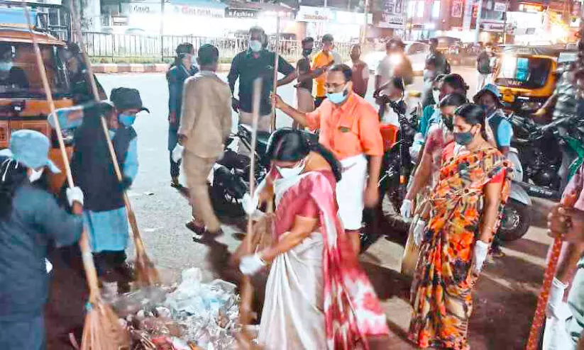 നഗരം ശുചീകരിക്കാൻ ചൂലെടുത്തിറങ്ങി, ചെയർപേഴ്സന​ും കൗൺസിലർമാരും