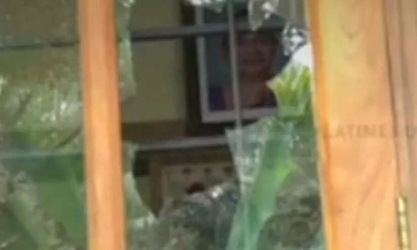 കോൺഗ്രസ് നേതാവിനെ വീട്ടിൽകയറി വെട്ടി; ഭാ​ര്യ​ക്കും പി​താ​വി​നും പ​രി​ക്ക്​