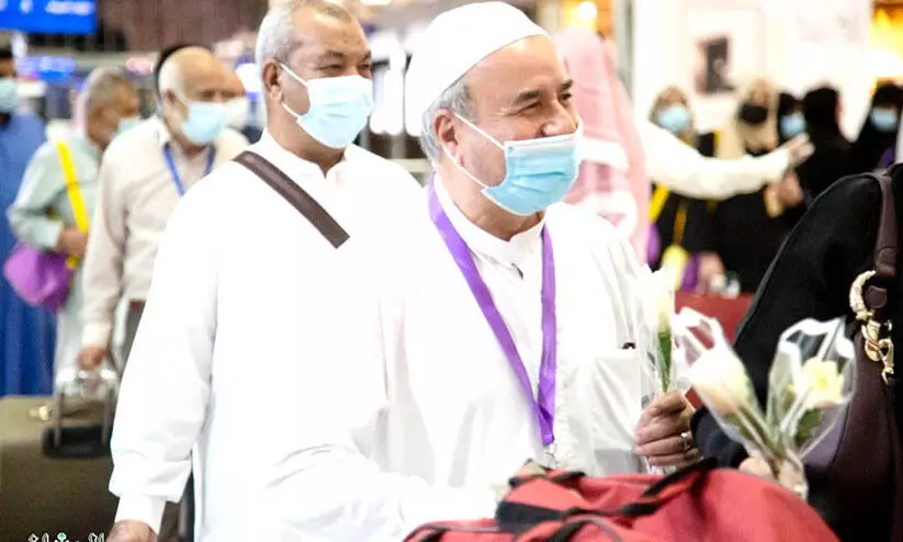 മദീന വിമാനത്താവളം വഴി ഉംറ തീർഥാടകരെത്തിത്തുടങ്ങി മദീന വിമാനത്താവളം വഴി ഉംറ തീർഥാടകരെത്തിത്തുടങ്ങി