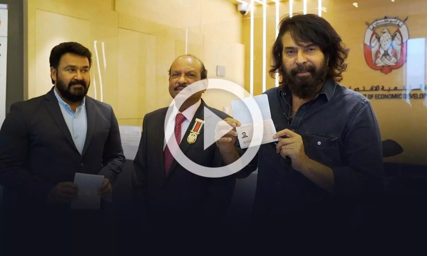 യു.എ.ഇയുടെ പത്ത് വർഷ ഗോൾഡൻ വിസ സ്വീകരിച്ച് മമ്മൂട്ടിയും മോഹൻലാലും