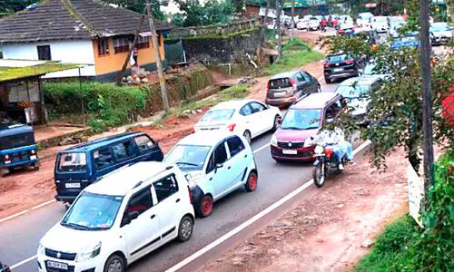 സ​ഞ്ചാ​രി​ക​ൾ പ്ര​വ​ഹി​ച്ചു; നൂ​റു ക​ണ​ക്കി​നു വാ​ഹ​ന​ങ്ങ​ളാ​ണ് ചു​രം ക​യ​റി​യ​ത്
