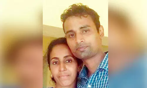 ദ​മ്പ​തി​ക​ൾ കി​ട​പ്പു​മു​റി​യി​ൽ മ​രി​ച്ച നി​ല​യി​ൽ