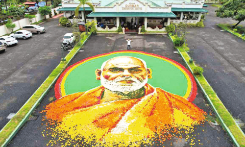 ഒരു ടൺ പൂക്കളാൽ ശ്രീനാരായണ ഗുരുവി​െൻറ വർണച്ചിത്രം