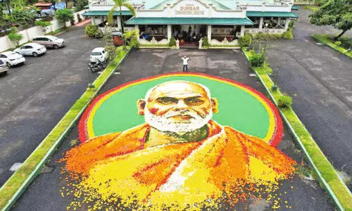 ഒരു ടൺ പൂക്കളാൽ ശ്രീനാരായണ ഗുരുവി​െൻറ വർണച്ചിത്രം