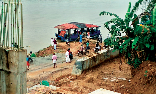 ചാ​ലി​യാ​റി​ൽ തോ​ണി മ​റി​ഞ്ഞു; മു​ങ്ങി​ത്താ​ഴ്​​ന്ന ര​ണ്ട്​ കു​ട്ടി​ക​ളെ ര​ക്ഷി​ച്ചു