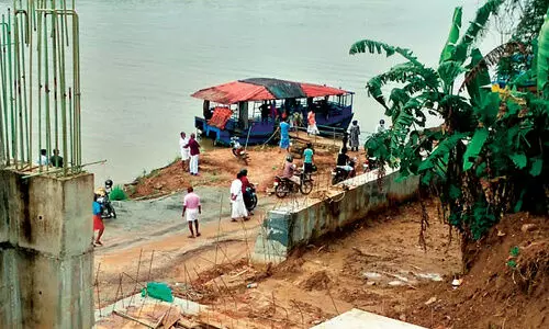 ചാ​ലി​യാ​റി​ൽ തോ​ണി മ​റി​ഞ്ഞു; മു​ങ്ങി​ത്താ​ഴ്​​ന്ന ര​ണ്ട്​ കു​ട്ടി​ക​ളെ ര​ക്ഷി​ച്ചു