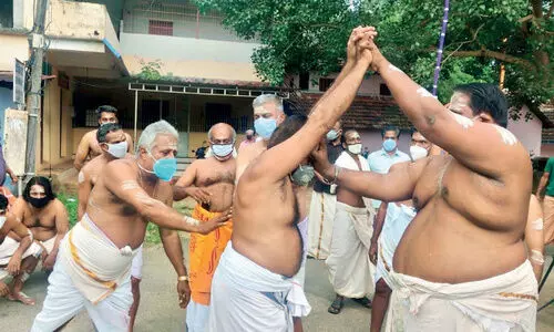 ഓണത്തല്ലും അവിട്ടത്തല്ലുമായി ​ഓണാഘോഷം